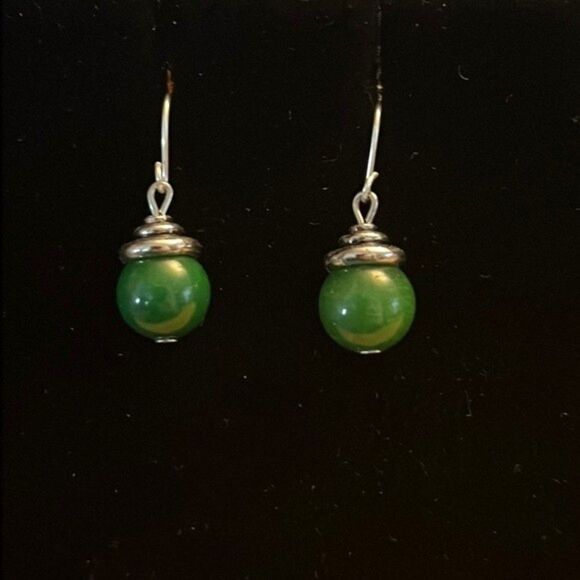 Handcrafted silver tone earrings with green bead. - Picture 1 of 4